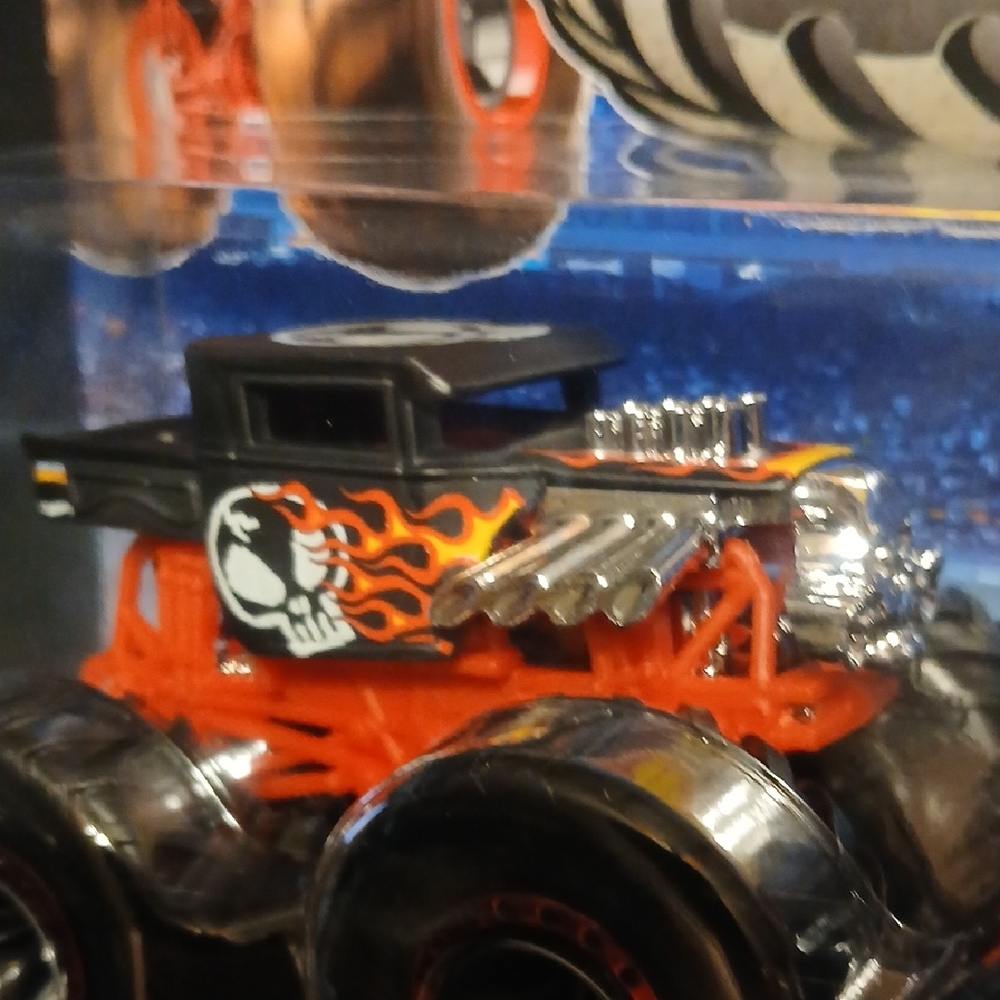 5 Alarm & Bone SHAKER Hot Wheels Monster Trucks - Red and Black - Picture 2 of 7